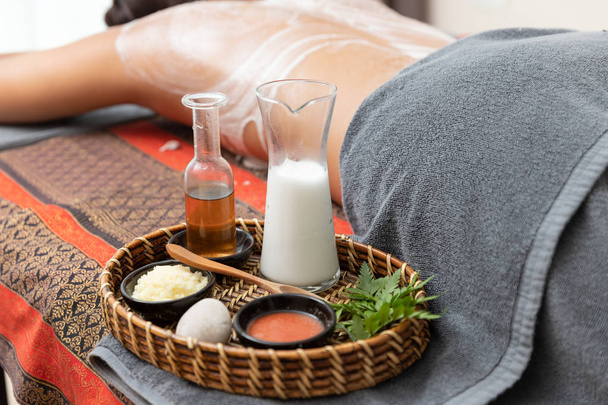 Femme asiatique profiter d'un massage gommage sel au spa
. - Photo, image
