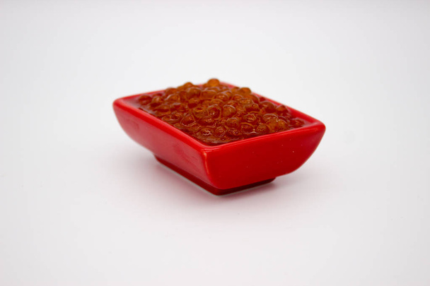 Luxus-roter Kaviar in der roten Schüssel. Food-Foto-Konzept. - Foto, Bild