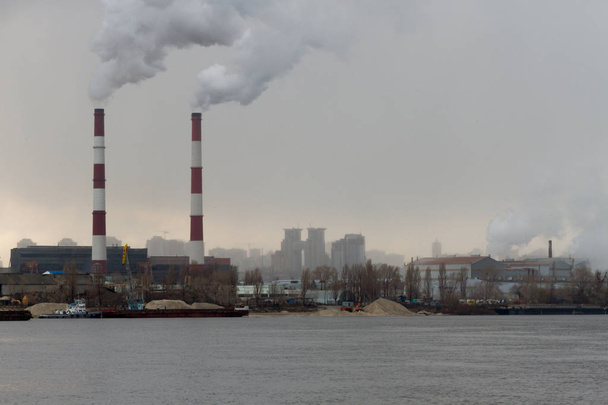 Tubes à vapeur sur fond gris. Kiev
 - Photo, image