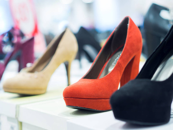 Ряд высоких каблуков в магазине моды
 - Фото, изображение
