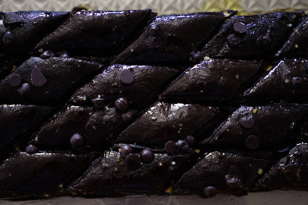 Los dulces orientales - los pedazos coloridos del baklava. Delicias turcas. Primer plano. Enfoque selectivo
. - Foto, imagen