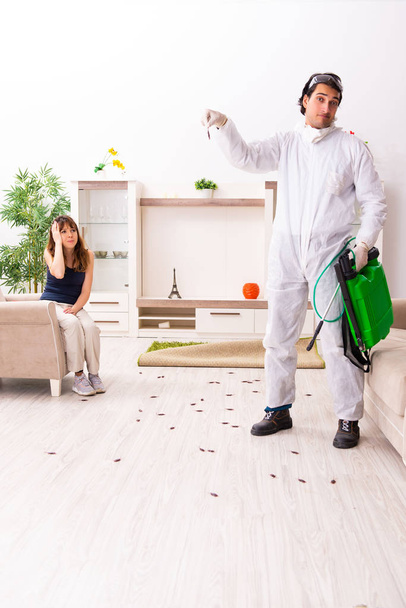 Jovem empreiteiro profissional fazendo controle de pragas em apartamento
  - Foto, Imagem