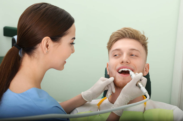 Praca z pacjentem w nowoczesnej kliniki profesjonalnego stomatologa. Pielęgnacja zębów - Zdjęcie, obraz