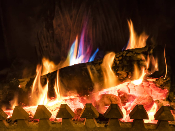 Coals éget és hamvad a kemencében - Fotó, kép