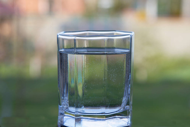 Il vetro con acqua pulita
 - Foto, immagini