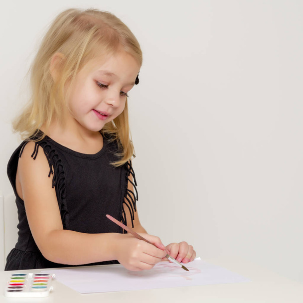 Little girl draws paints. - Foto, imagen