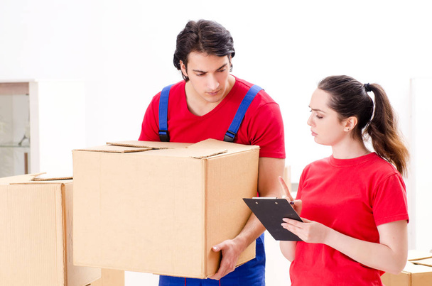 Déménageurs professionnels qui déménagent à domicile  - Photo, image