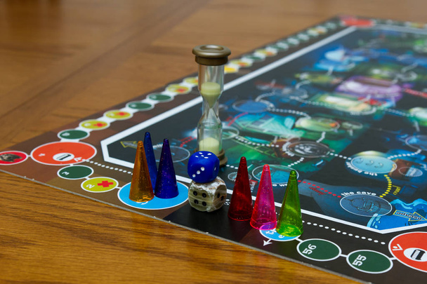 Kostki z gry monopol na stole - Zdjęcie, obraz