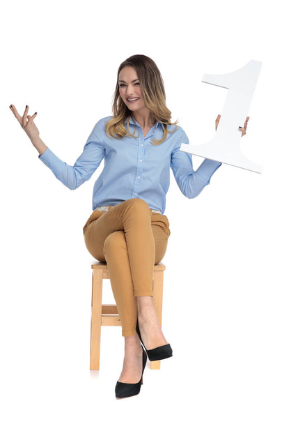donna d'affari siede sulla sedia e celebra il primo posto
 - Foto, immagini