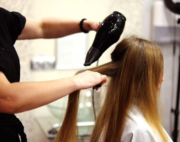 Vlasový Styling. účes v salonu krásy. Vysoušeč vlasů - Fotografie, Obrázek