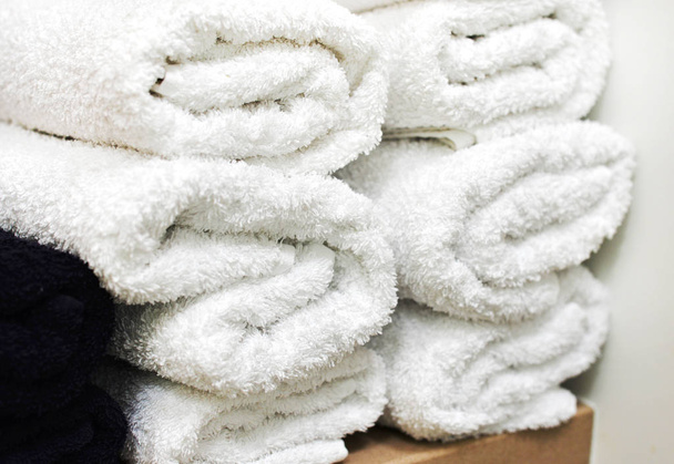 rollos de toallas enrolladas se apilan. complejo de spa. cosmetología
. - Foto, Imagen