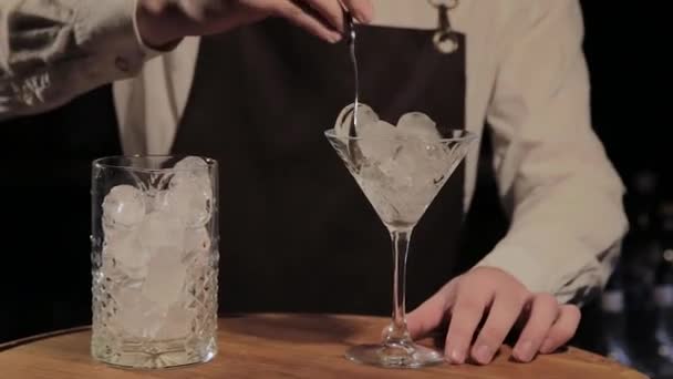 Le processus de préparation d'un cocktail alcoolisé au bar
. - Séquence, vidéo