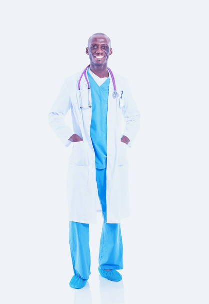 Muotokuva lääkäristä, joka seisoo eristyksissä valkoisella taustalla. Tohtori. Klinikka - Valokuva, kuva