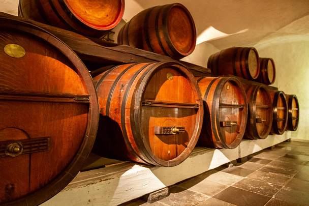 Montón de barricas de vino en una bodega
 - Foto, Imagen