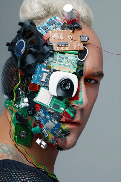 Studio fotoğraf adam cyborg, yarım yüz bilgisayar öğeleri ve profesyonel makyaj, beyaz Iroquois kafasına. Geleceğin teknolojisi kavramı - Fotoğraf, Görsel