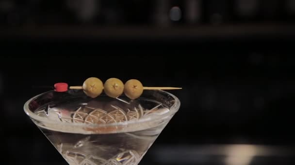 Ready-to-Drink alcoholische cocktail aan de bar. - Video