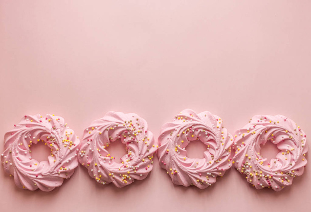 Różowe ciasteczka na różowym backgroung z miejsce - Zdjęcie, obraz
