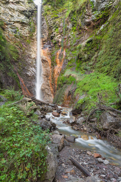 mały wodospad wśród lasu w val di Funes - Zdjęcie, obraz