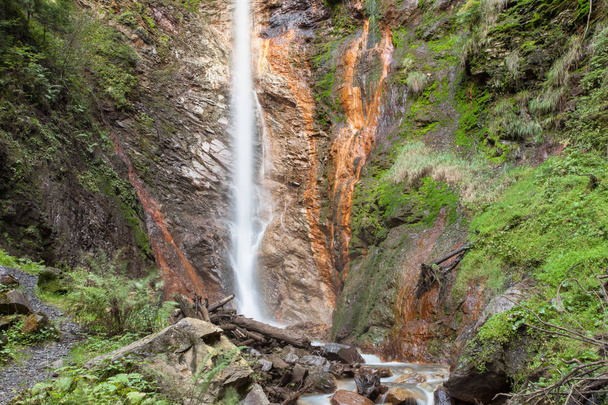 kleine waterval tussen het bos in val di Funes - Foto, afbeelding