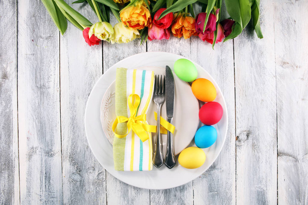 Ajuste de mesa festivo para Pascua con tenedor, cuchillo y tulipán en t
 - Foto, Imagen