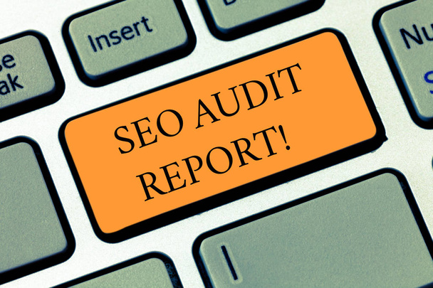 Почерк написания текста Seo Audit Report. Концепция анализа смысла веб-сайт, основанный на факторах важных поисковых систем
. - Фото, изображение