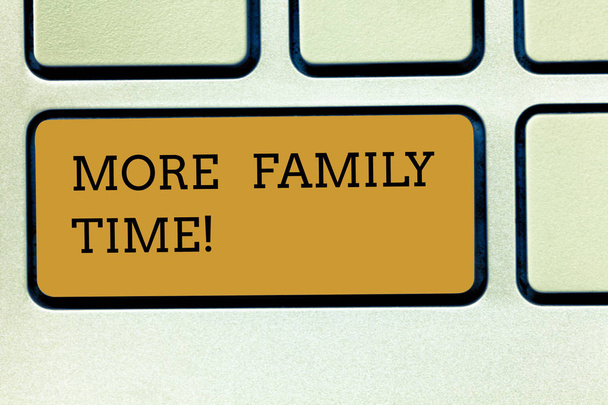 Handgeschreven tekst schrijven meer familie de tijd. Concept wat betekent kwaliteit familie tijd samen doorbrengen is erg belangrijk toets op het toetsenbord te willen maken van computer bericht op idee van het toetsenbord te drukken. - Foto, afbeelding