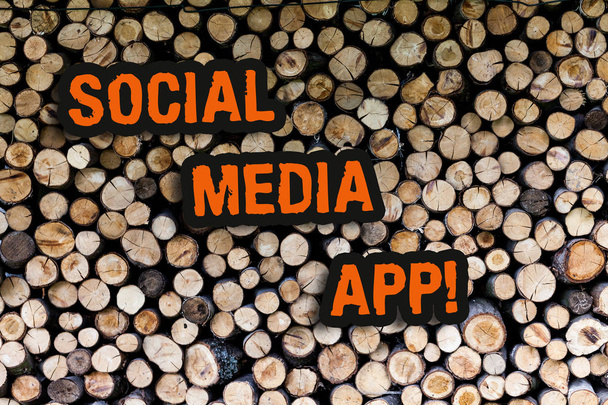 Γράφω Σημειώστε ΠΑΡΟΥΣΙΑΣΗ κοινωνικής Media Business App. φωτογραφία παρουσιάζοντας δημιουργία και κοινή χρήση ιδεών καριέρα συμφέροντα μέσω internet ξύλινο υπόβαθρο εκλεκτής ποιότητας ξύλο άγριο μήνυμα ιδέες προθέσεις σκέψεις. - Φωτογραφία, εικόνα