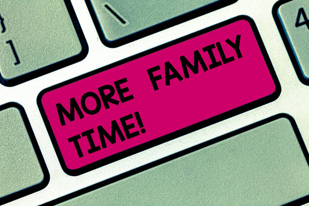 概念的な手書きより家族との時間を示します。支出の質家族の時間を一緒に展示事業写真は非常に重要なキーボードのキー メッセージをアイデアのコンピューターを作成する意図です。. - 写真・画像