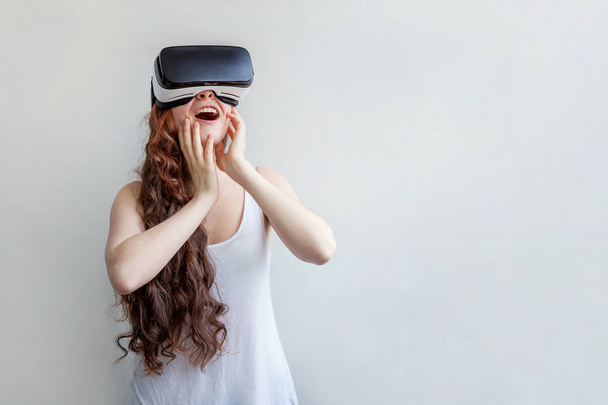 VR kulaklık kullanan kadın - Fotoğraf, Görsel