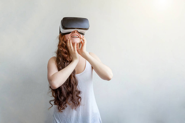 VR kulaklık kullanan kadın - Fotoğraf, Görsel