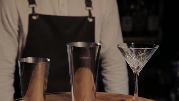 Shaker do koktajli i naczynie do przygotowywania napojów na licznik w pub bar z bliska. Koktajl bar naczynia, shaker i zlewkę w nocnym klubie. - Materiał filmowy, wideo