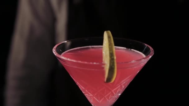 cocktail alcolico pronto da bere al bar
. - Filmati, video
