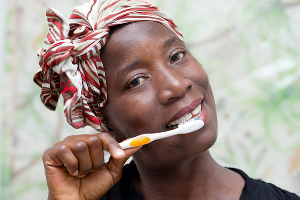 Dişlerini fırçalayan kadın - Fotoğraf, Görsel