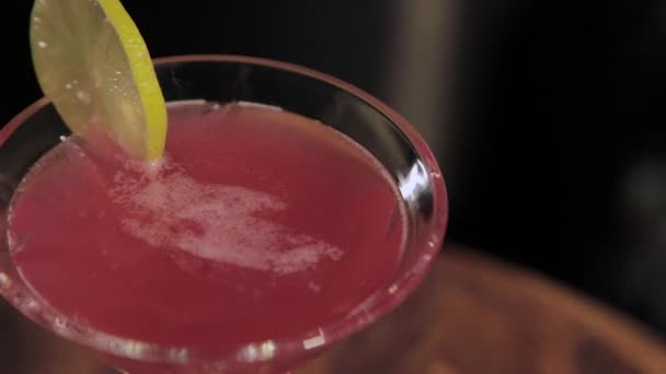 Ready-to-Drink alcoholische cocktail aan de bar. - Video