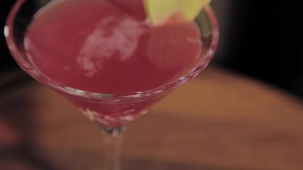 trinkfertiger alkoholischer Cocktail an der Bar. - Filmmaterial, Video