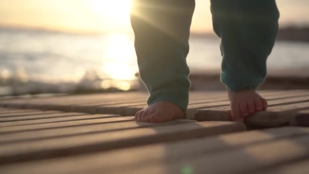 Küçük bir çocuğun bacaklar yavaş hareket denizde yakın bir şezlong üzerinde tokatlamak. - Video, Çekim