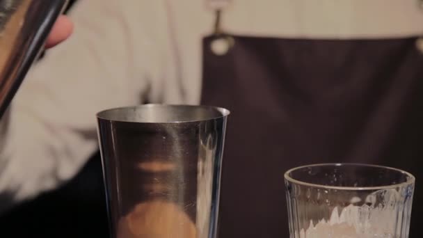 The process of preparing an alcoholic cocktail at the bar. - Video, Çekim