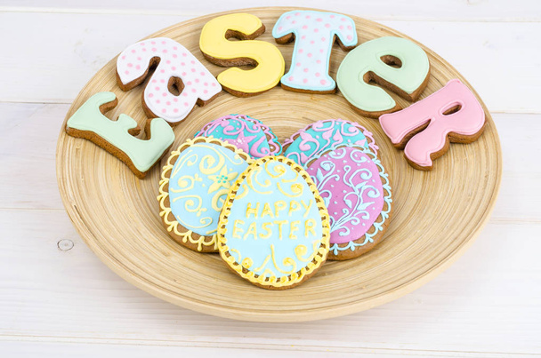 Pâtisserie de Pâques maison en forme de lettres et d'œufs sur fond en bois
. - Photo, image