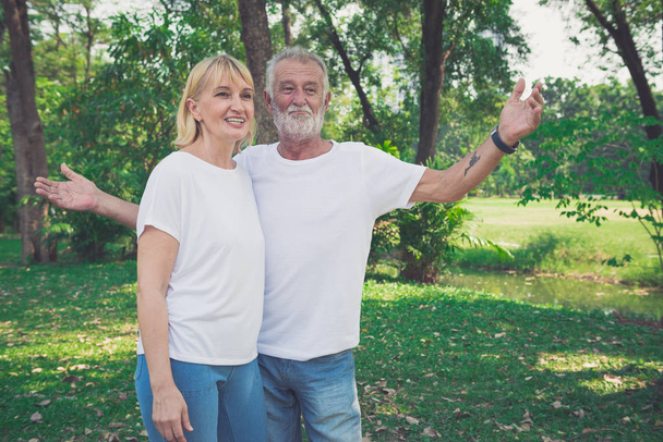 Porträt eines glücklichen Seniorenpaares im Park - Foto, Bild