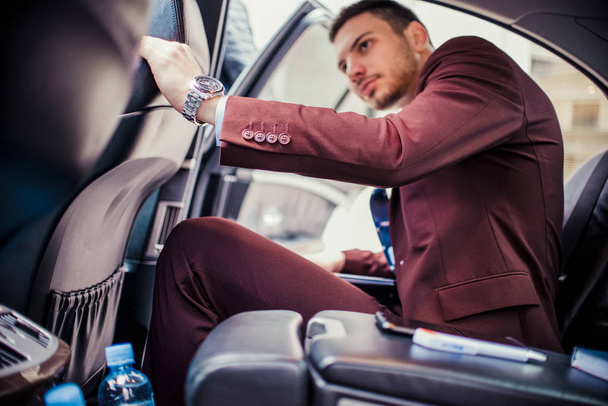 Elegante zakenman uitstappen van de limo - Foto, afbeelding