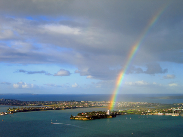 虹はスタンレー湾、オークランド - 写真・画像