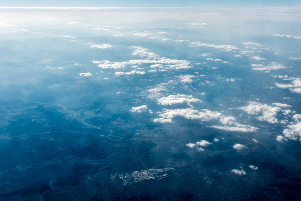 Şehrin yukarısındaki beyaz bulutların Üstten Görünüm - Fotoğraf, Görsel