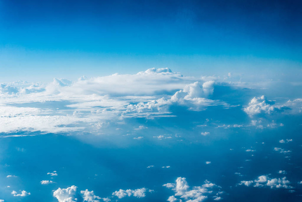 Κάτοψη του άσπρα σύννεφα πάνω από το έδαφος ή το νερό - Φωτογραφία, εικόνα