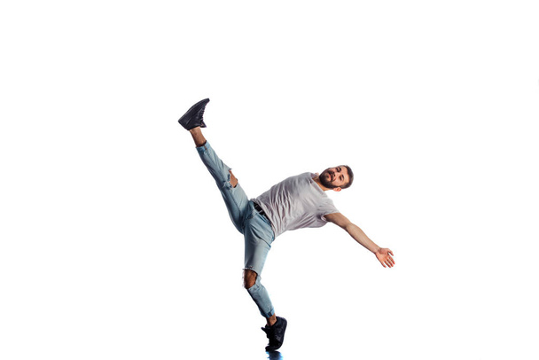 Muž provádění tance, izolované na bílém backgorud - Fotografie, Obrázek