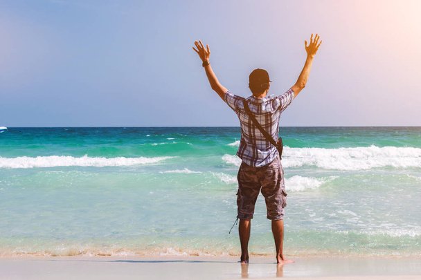 Καλοκαιρινές διακοπές έννοια. τουρίστας που στέκεται σε τροπική παραλία και  - Φωτογραφία, εικόνα