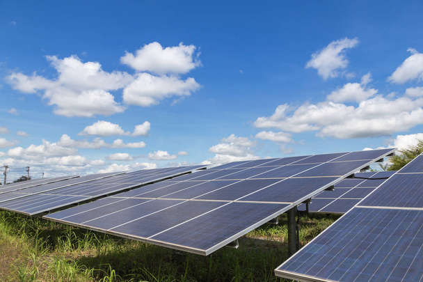 Поликристаллические кремниевые солнечные батареи или фотоэлектрические элементы на солнечной электростанции оказываются в небе поглощать солнечный свет от солнца альтернативные возобновляемые источники энергии энергоэффективности на голубом небе
  - Фото, изображение