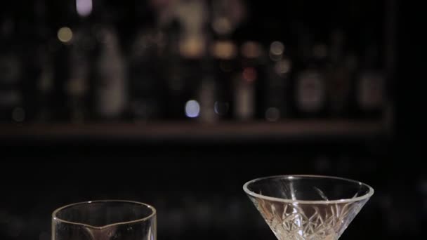 Cocktailshaker und Becher zur Zubereitung von Getränken an der Theke in der Kneipe in Großaufnahme. Cocktailbar, Shaker und Becher im Nachtclub. - Filmmaterial, Video