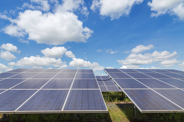 ogniwa słoneczne lub fotowoltaiki w efektywności alternatywnych czystej energii odnawialnej energii słonecznej stacji - Zdjęcie, obraz