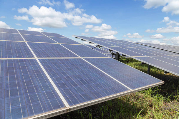 Масштабные ряды солнечных батарей или фотоэлектрических батарей в солнечной электростанции преобразуют энергию света от солнца в электричество
  - Фото, изображение