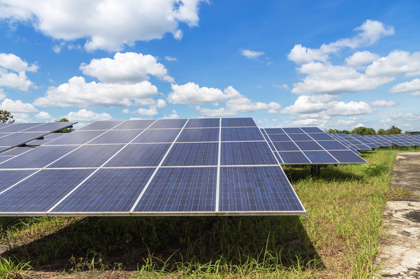 fileiras de células solares de silício policristalino ou células fotovoltaicas na central de energia solar
  - Foto, Imagem